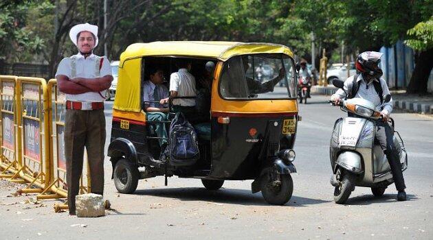 Polisi dari Kardus Berhasil Tipu Pengguna Jalan di India