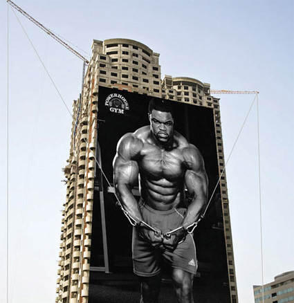 10 Iklan Unik Di Bangunan Megah