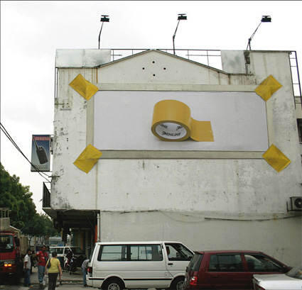 10 Iklan Unik Di Bangunan Megah