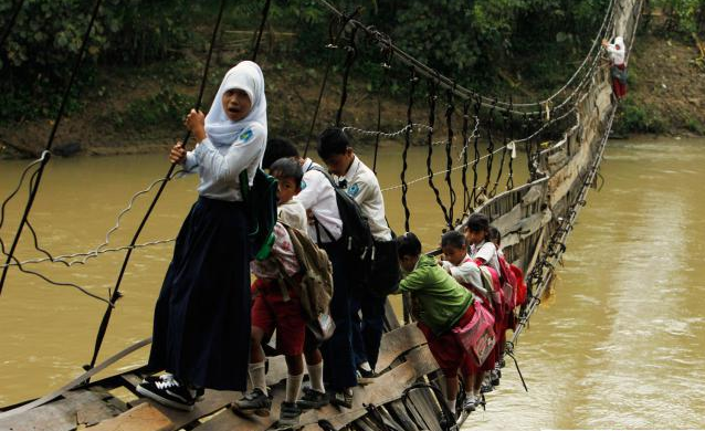 &#91;Demi cita-cita gaan&#93; Perjuangan berat para murid menuju sekolah