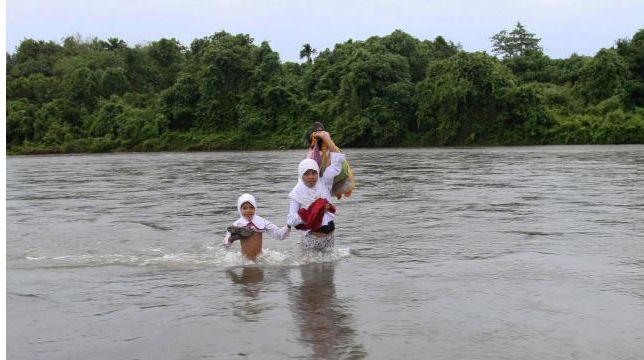 &#91;Demi cita-cita gaan&#93; Perjuangan berat para murid menuju sekolah