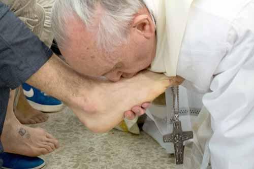 Paus Basuh Kaki 12 Tahanan Termasuk Tahanan Non Kristen