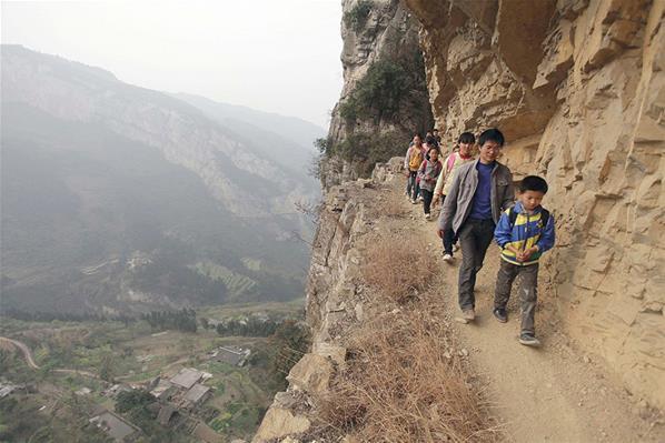 Anak China Menelusuri Tebing Untuk Sekolah (pict inside)