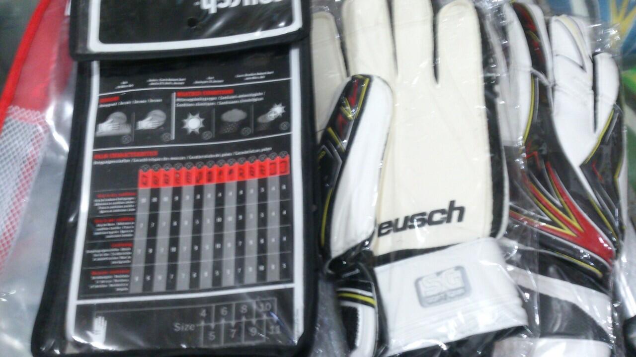 Terjual WTS glove goalkeeper sarung tangan  kiper  REUSCH 