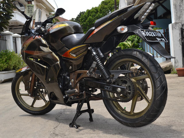 Pulsar 220 F Kondisi Baik dan Modifikasi Utilitas