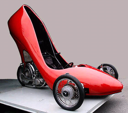 Mobil dengan bentuk sepatu yang unik