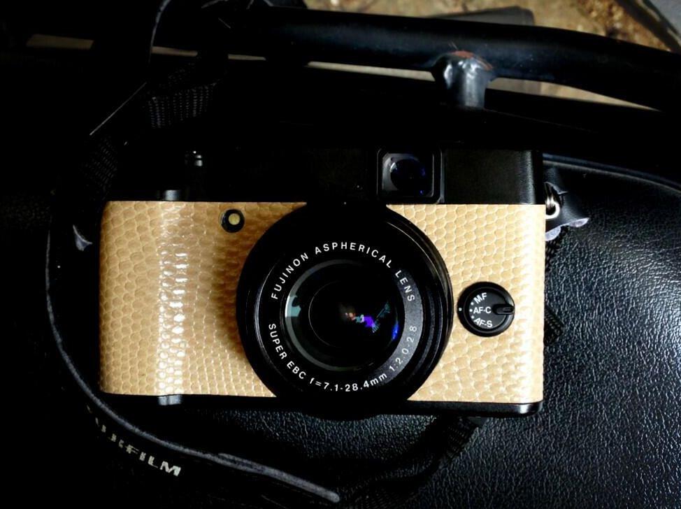 Terjual jual fujifilm X10 beige embossed limited edition 