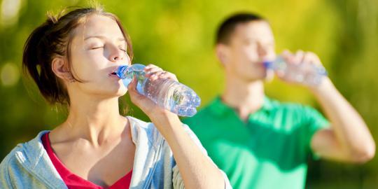 6 Alasan Harus Minum Air Saat Berolahraga