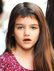 Suri Cruise Potong Poninya Super Pendek