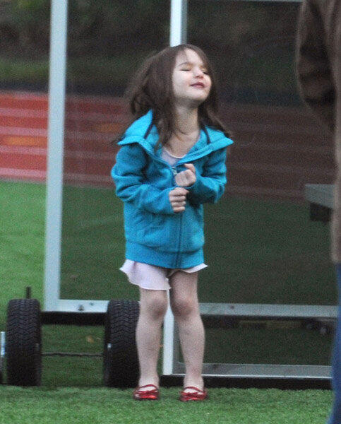 Suri Cruise Potong Poninya Super Pendek