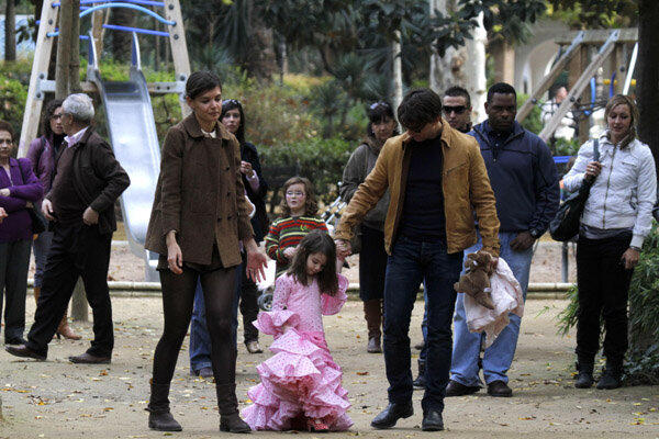 Suri Cruise Potong Poninya Super Pendek
