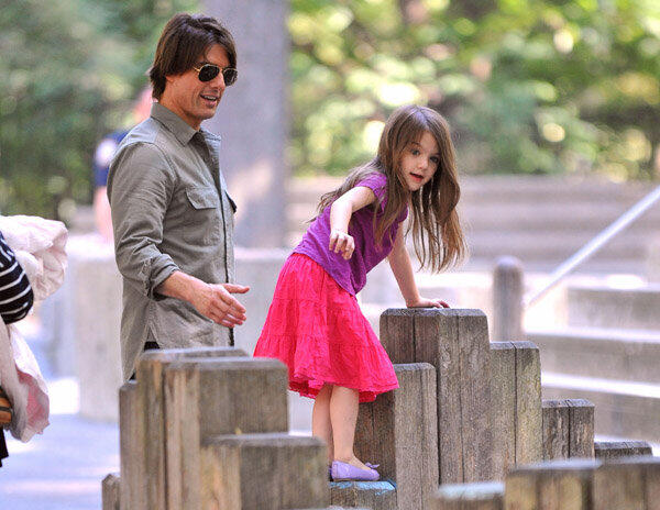 Suri Cruise Potong Poninya Super Pendek