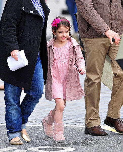 Suri Cruise Potong Poninya Super Pendek