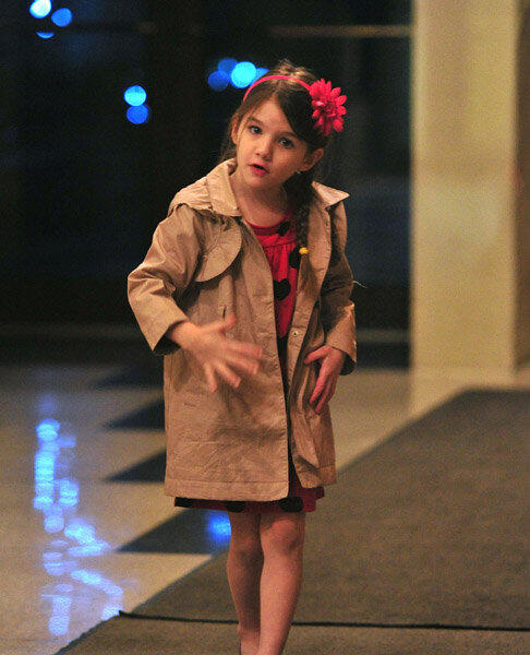 Suri Cruise Potong Poninya Super Pendek