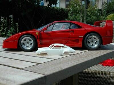 Miniatur mobil Ferrari dengan mesin Asli