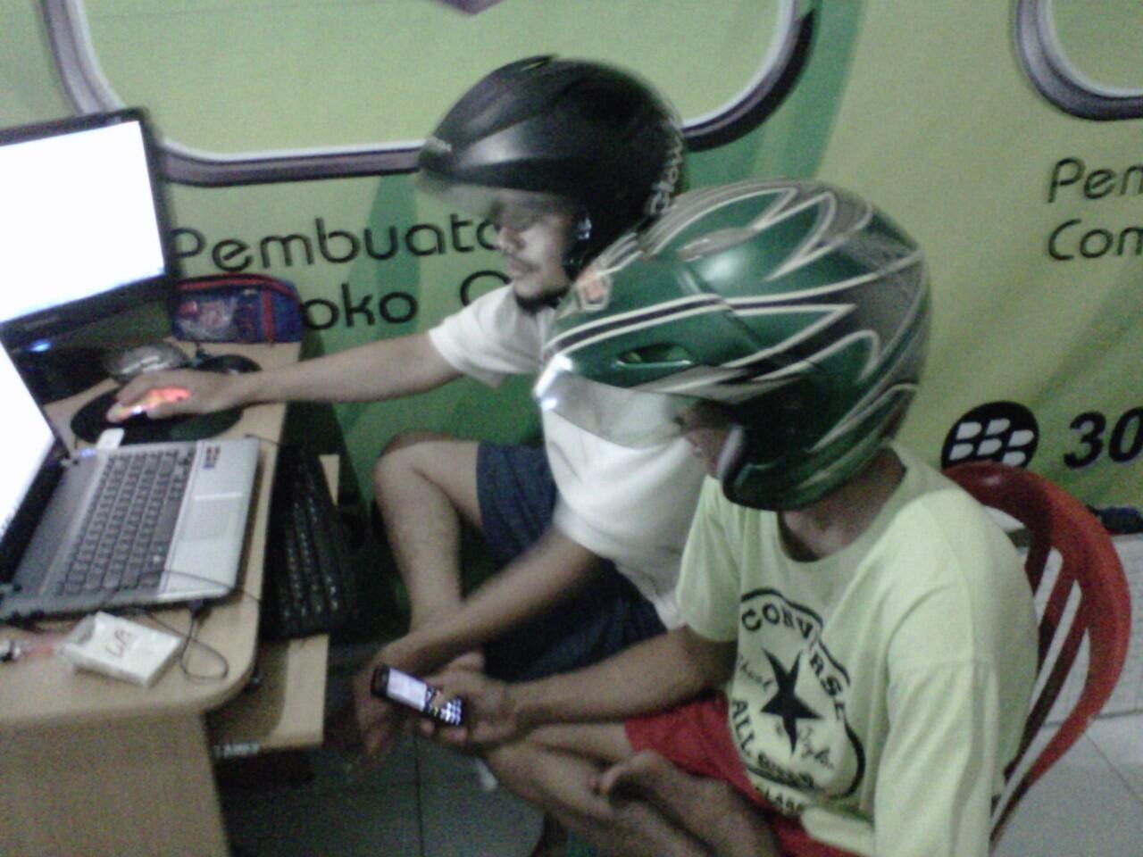 Smart sekarang ngebut gan.. Ampe pke helm tuuhh temen ane!!dijamin ngakakkk..&#91;PIC+&#93;