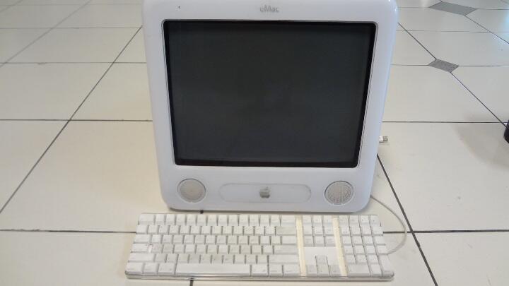 Apple eMac G4 - PC super unik buat agan2 yang doyan koleksi!