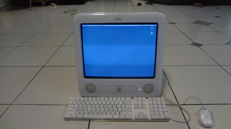 Apple eMac G4 - PC super unik buat agan2 yang doyan koleksi!