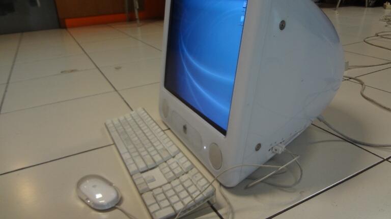 Apple eMac G4 - PC super unik buat agan2 yang doyan koleksi!