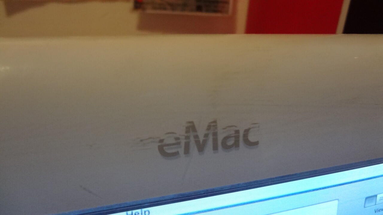 Apple eMac G4 - PC super unik buat agan2 yang doyan koleksi!