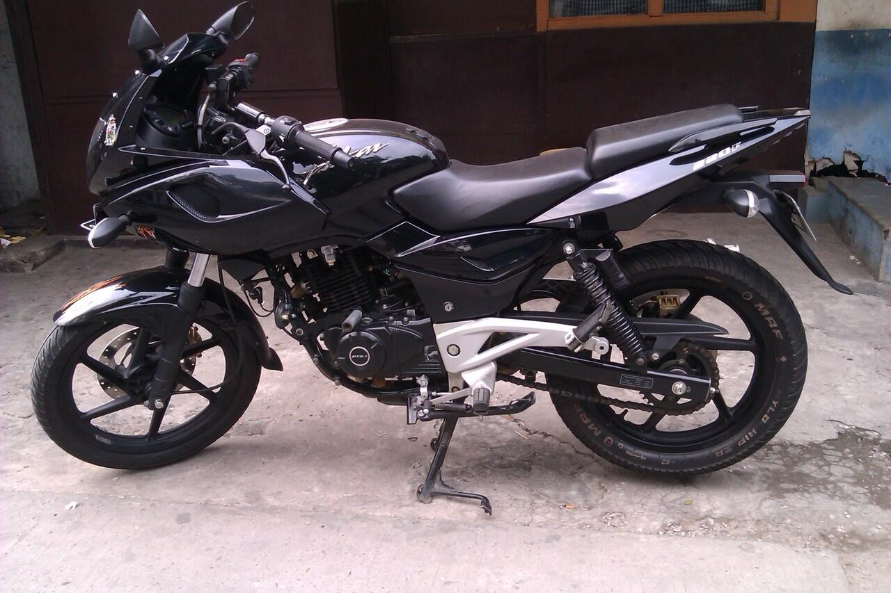BAJAJ PULSAR 220