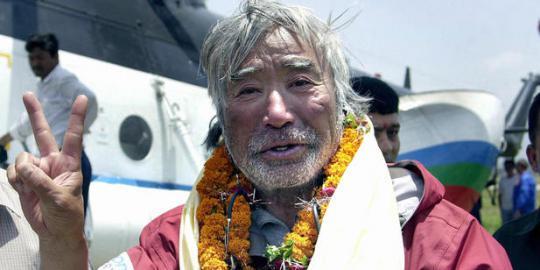 Kakek 80 tahun coba taklukkan Everest ketiga kalinya,,,,malu dah saya T_T