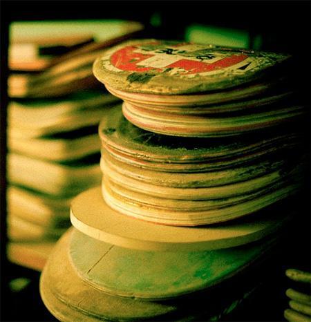 [cekidot] Gitar Unik Terbuat Dari Skateboard 