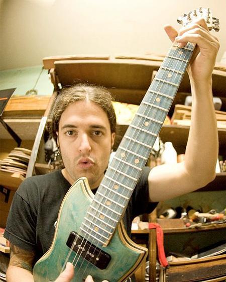 [cekidot] Gitar Unik Terbuat Dari Skateboard 