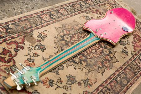 [cekidot] Gitar Unik Terbuat Dari Skateboard 