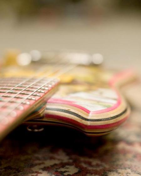 [cekidot] Gitar Unik Terbuat Dari Skateboard 