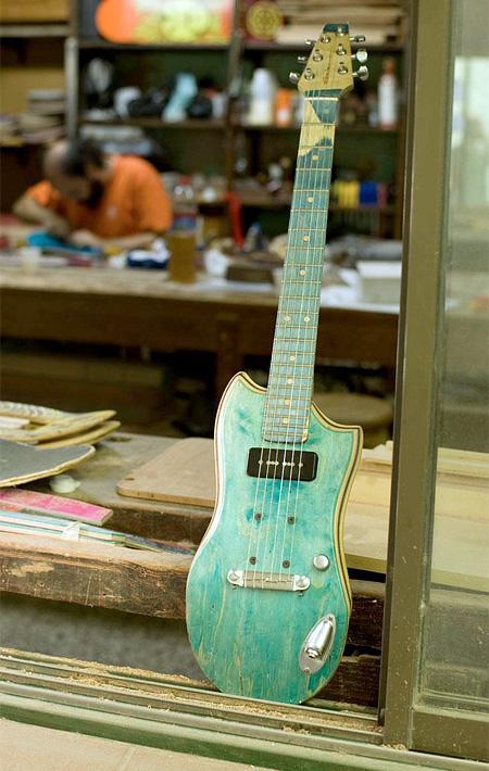 [cekidot] Gitar Unik Terbuat Dari Skateboard 
