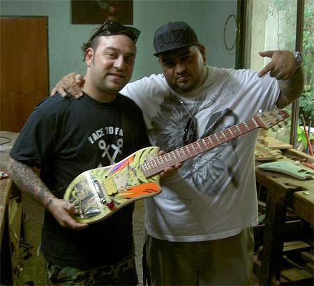 [cekidot] Gitar Unik Terbuat Dari Skateboard 