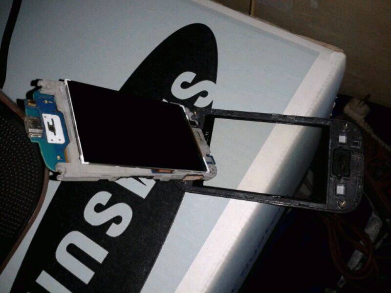 Mau tahu solusi kalo smartphone habis masuk ke air?