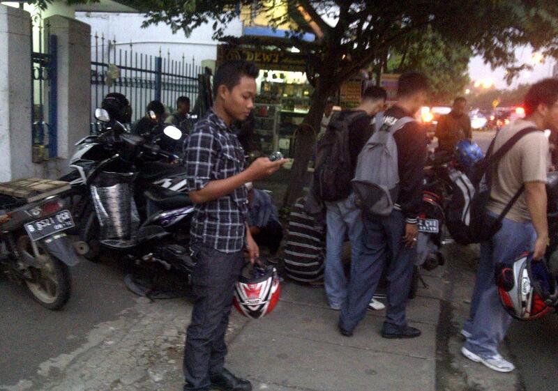 Hati2 Ranjau Paku di Underpass SENEN !