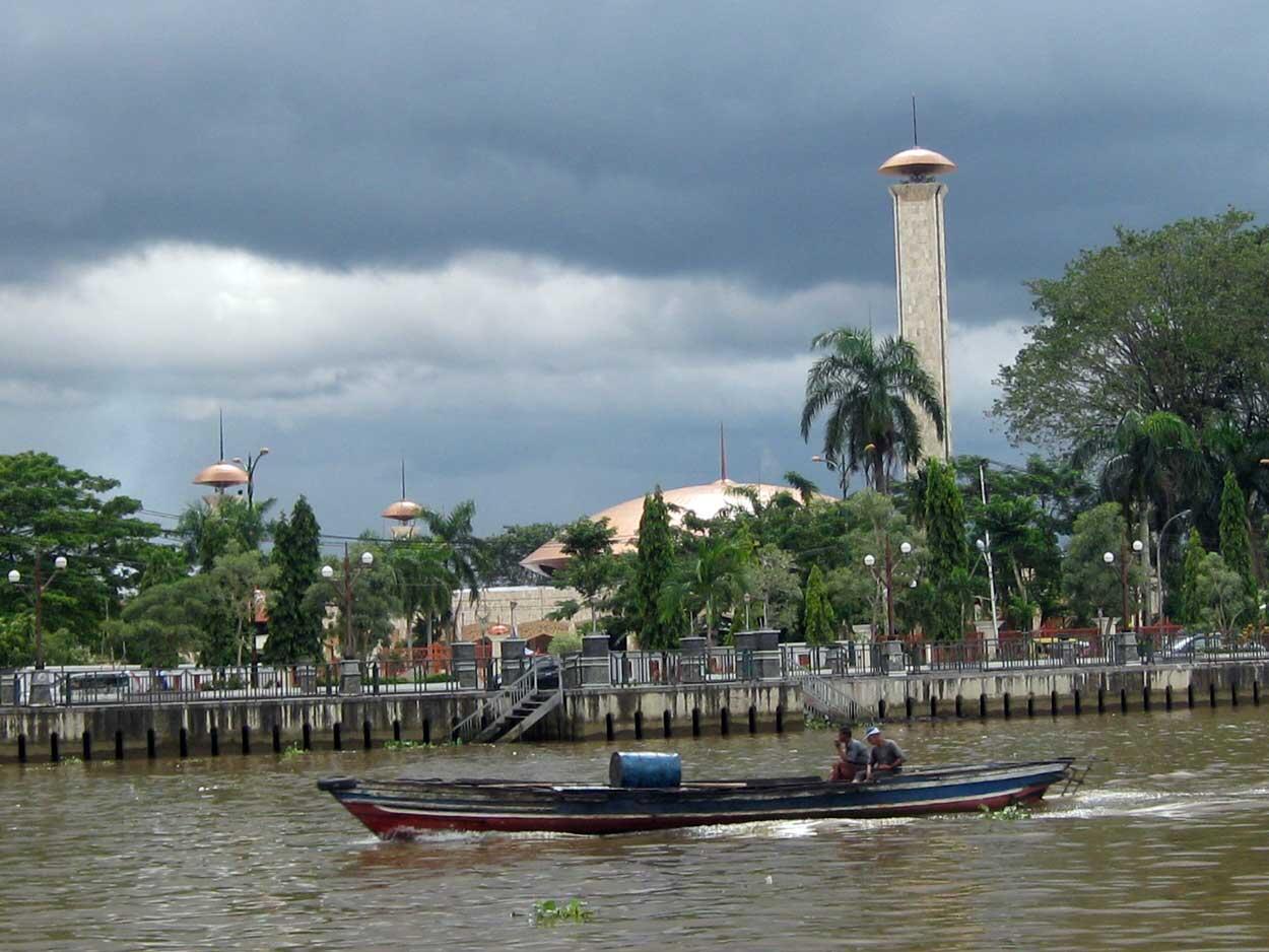 [BANJARMASIN] Menarik!!! Sayang Sampah Berserakan kata Bule