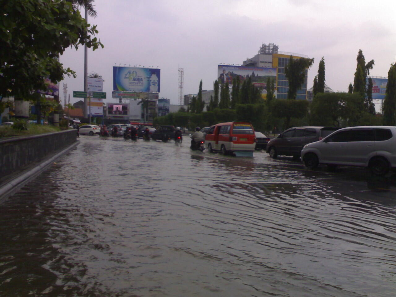 &#91;pic&#93; CIHUYYYYY........Semarang banjir lagi gan 