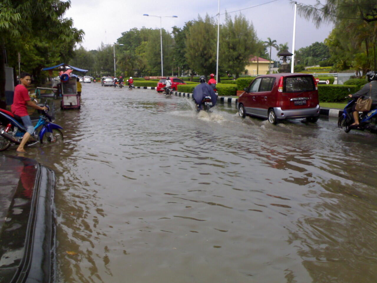 &#91;pic&#93; CIHUYYYYY........Semarang banjir lagi gan 