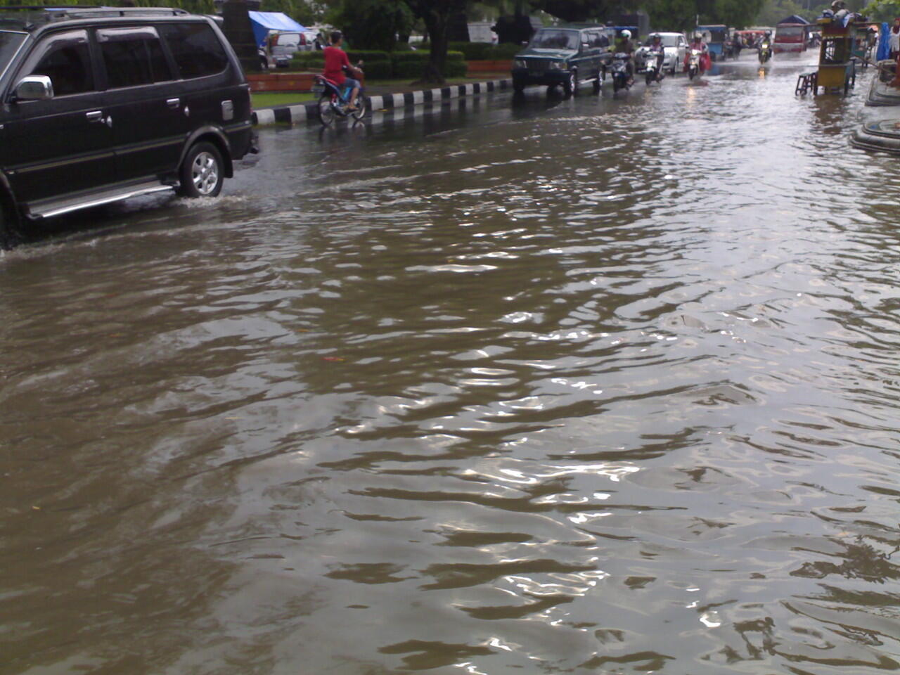 &#91;pic&#93; CIHUYYYYY........Semarang banjir lagi gan 