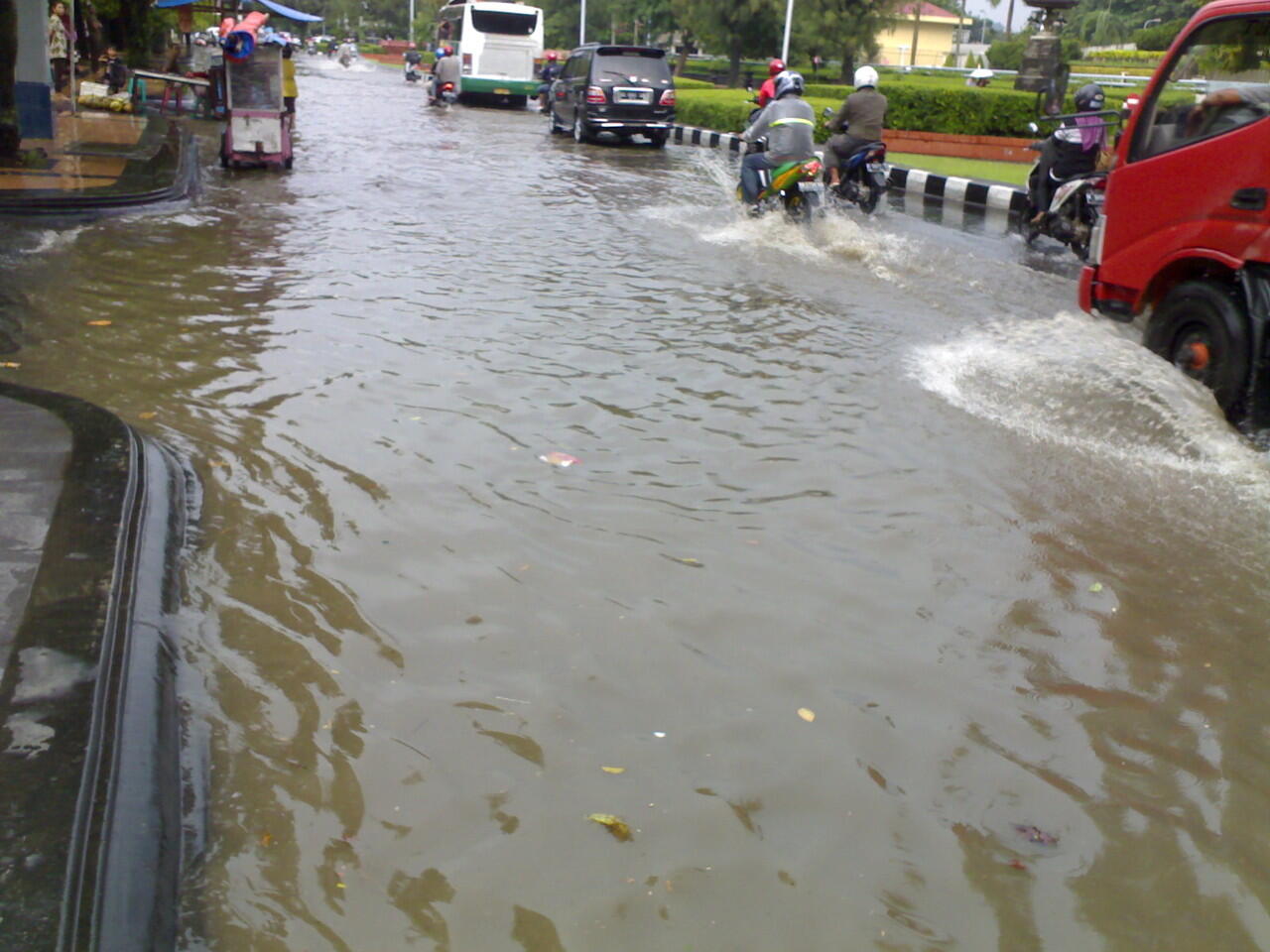 &#91;pic&#93; CIHUYYYYY........Semarang banjir lagi gan 