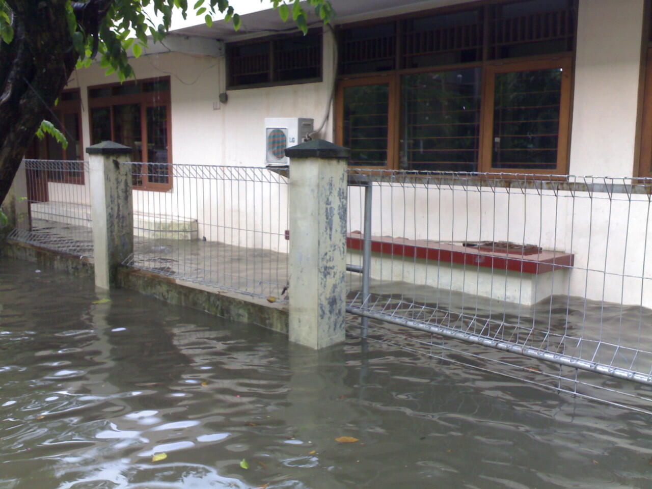 &#91;pic&#93; CIHUYYYYY........Semarang banjir lagi gan 