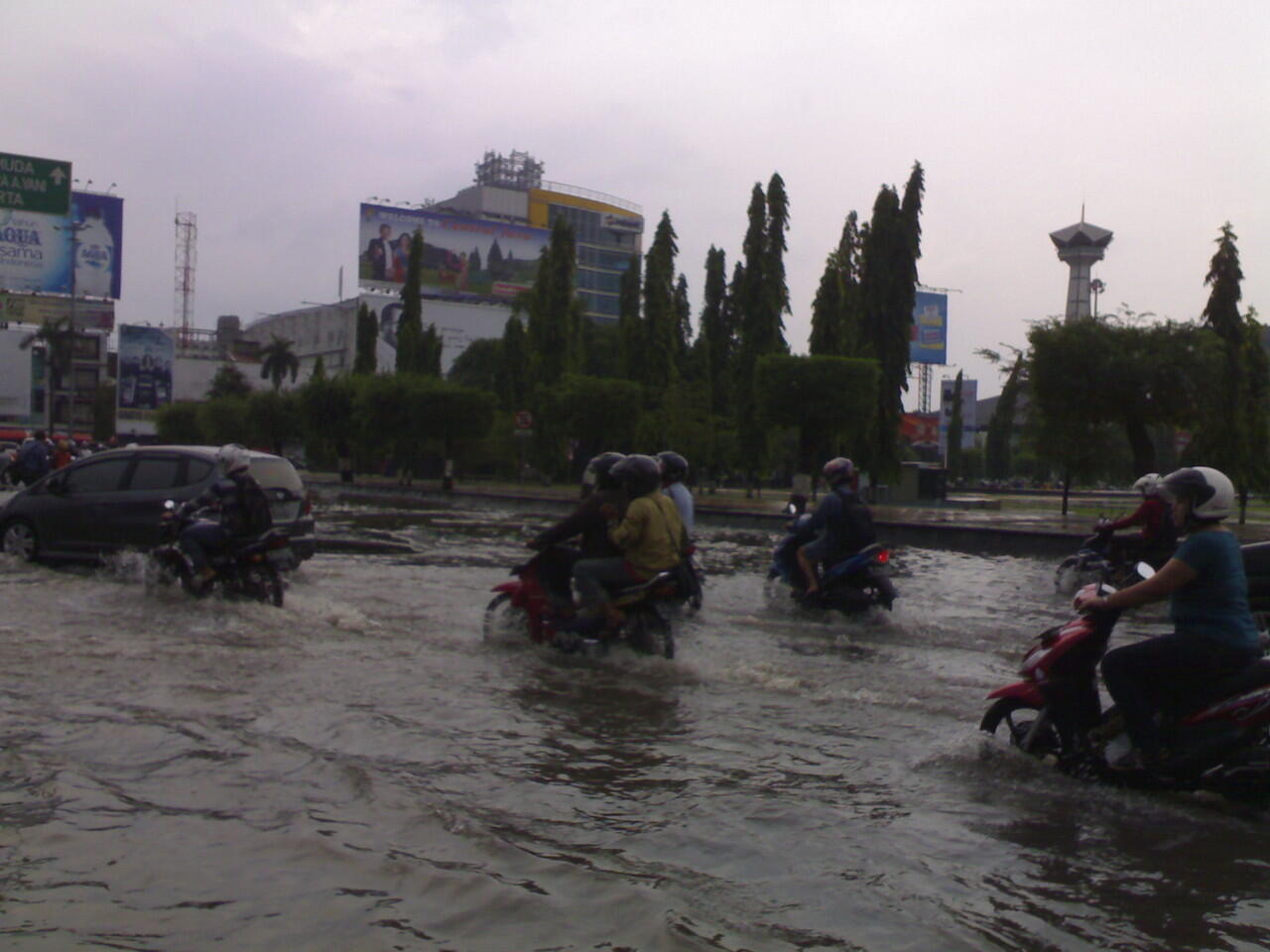 &#91;pic&#93; CIHUYYYYY........Semarang banjir lagi gan 