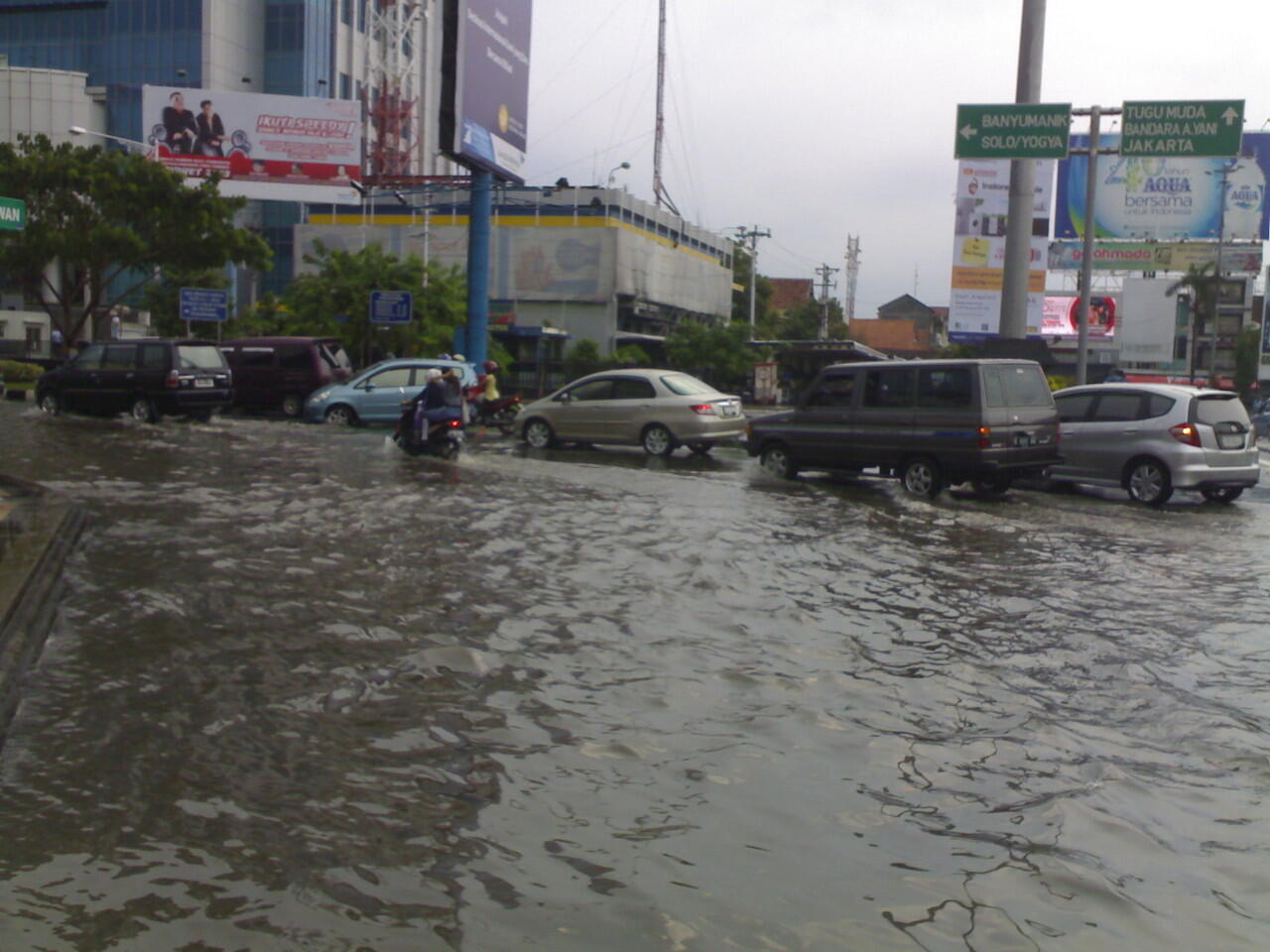 &#91;pic&#93; CIHUYYYYY........Semarang banjir lagi gan 