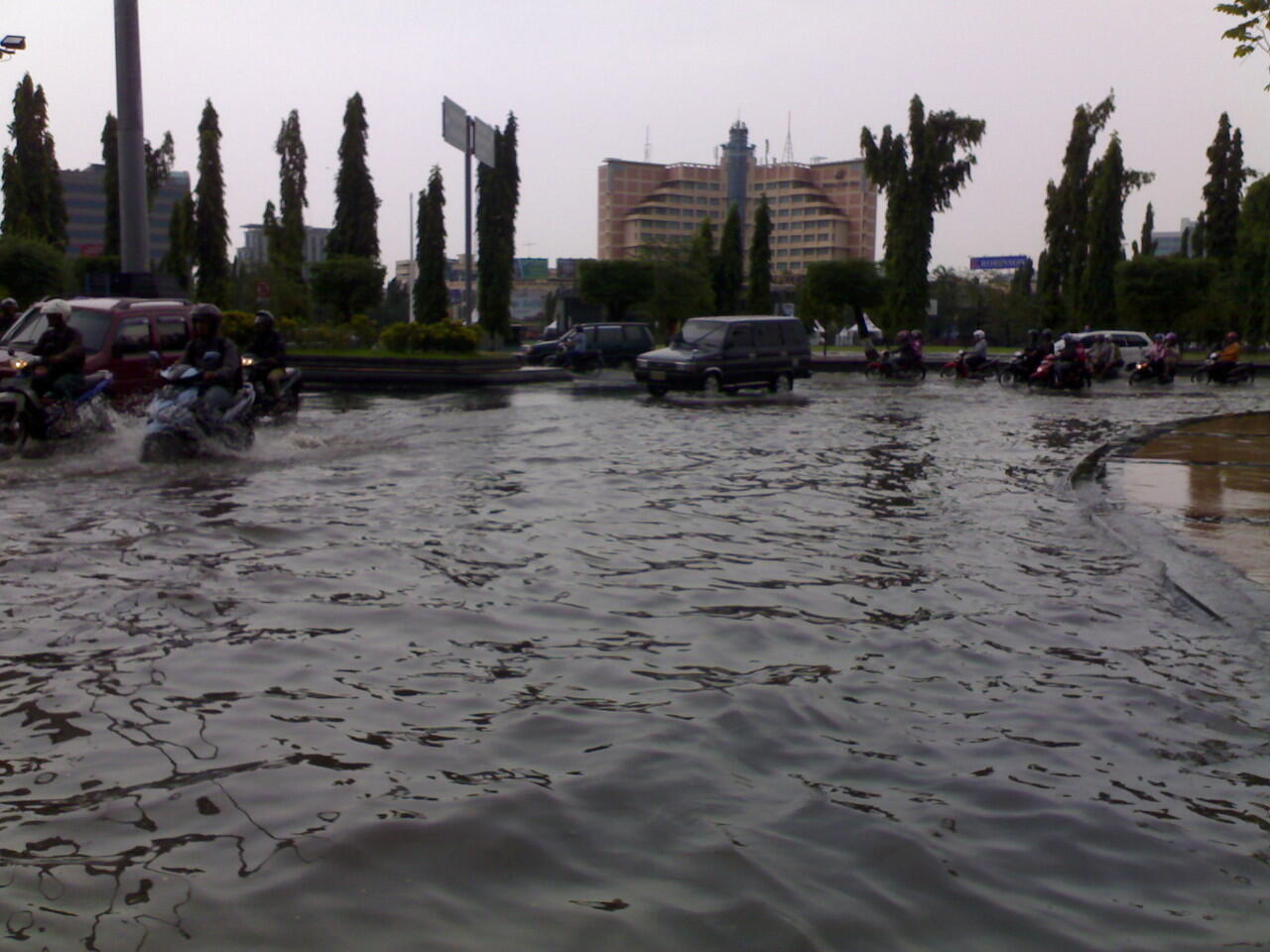 &#91;pic&#93; CIHUYYYYY........Semarang banjir lagi gan 