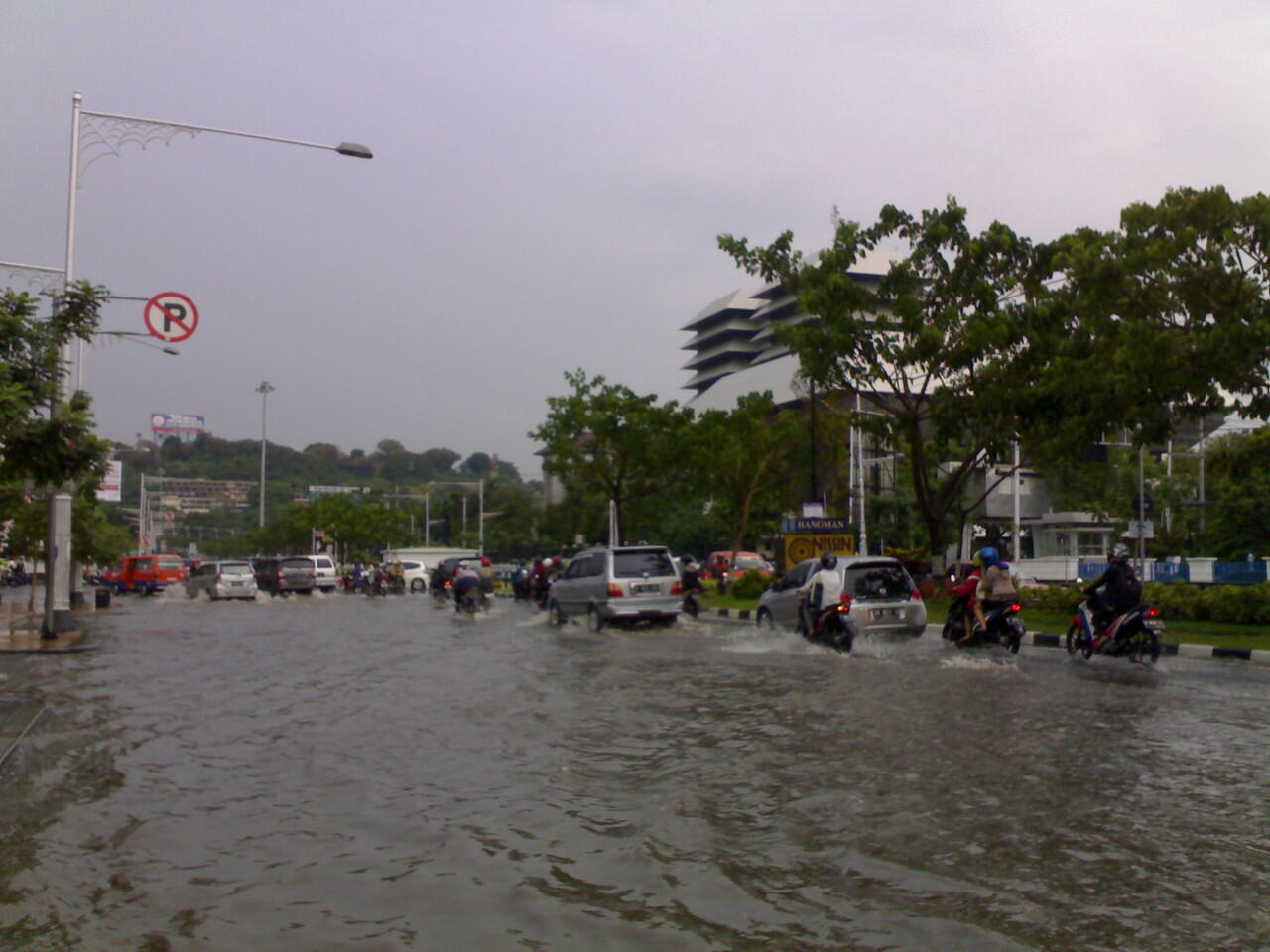 &#91;pic&#93; CIHUYYYYY........Semarang banjir lagi gan 