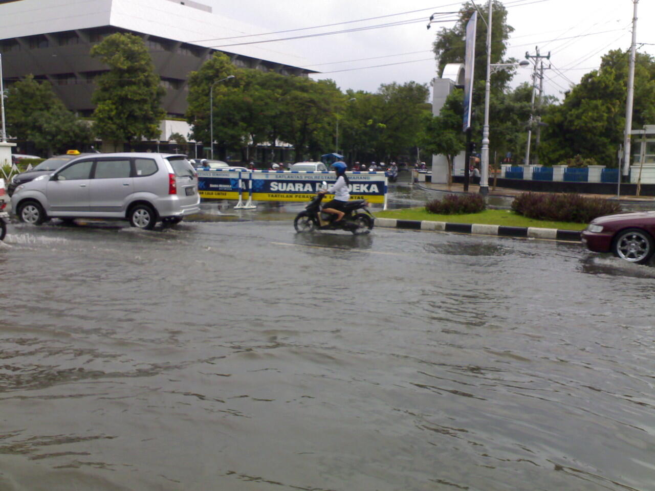 &#91;pic&#93; CIHUYYYYY........Semarang banjir lagi gan 