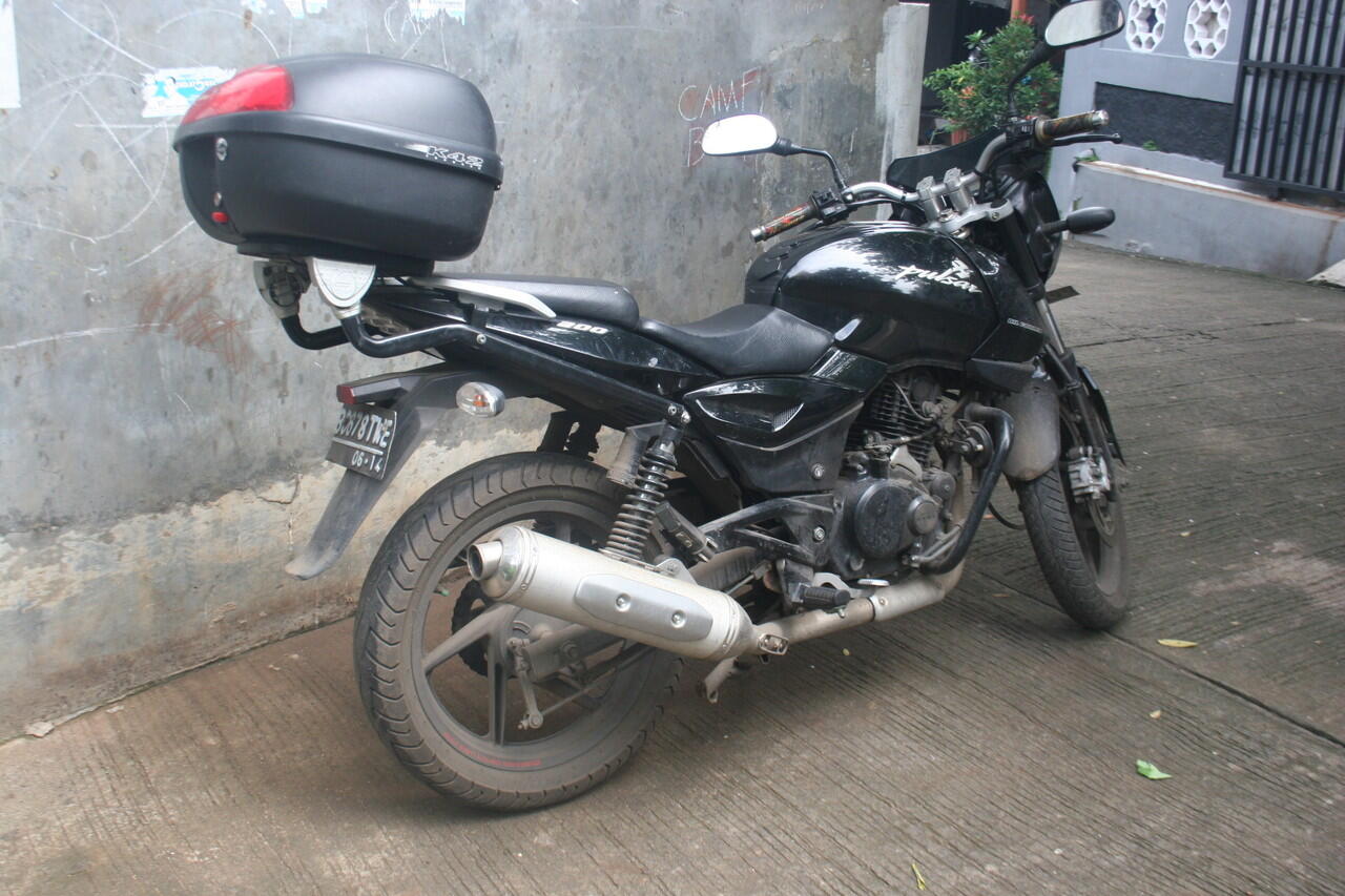 Cari JUAL BAJAJ PULSAR 200 DTSI 2009 HITAM MULUS MODIF BAJAJ