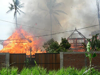 Meninting Raya Bungalow di Lombok Terbakar
