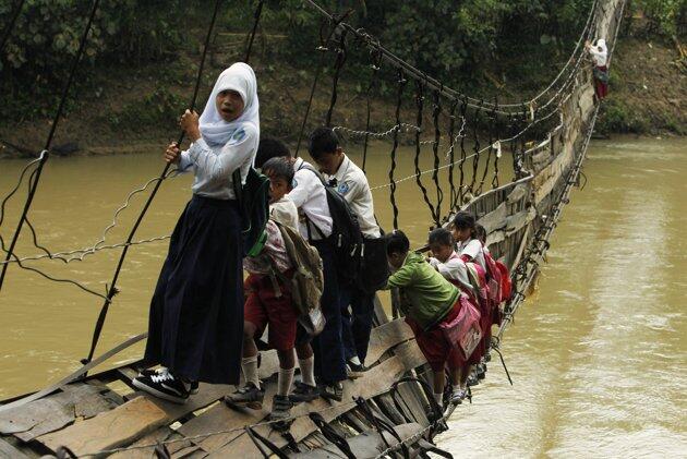 Menantang Maut Demi Ke Sekolah