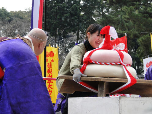 Unik gan!! Lomba Mengangkat Kue Mochi Segede Gaban di Jepang!!