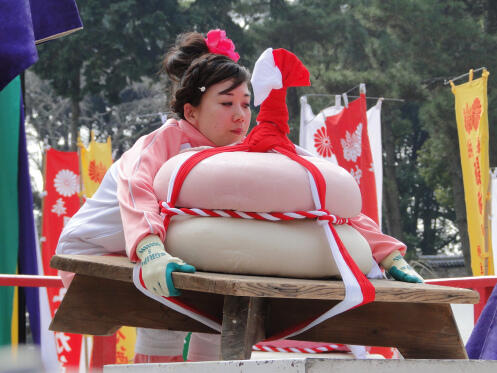 Unik gan!! Lomba Mengangkat Kue Mochi Segede Gaban di Jepang!!